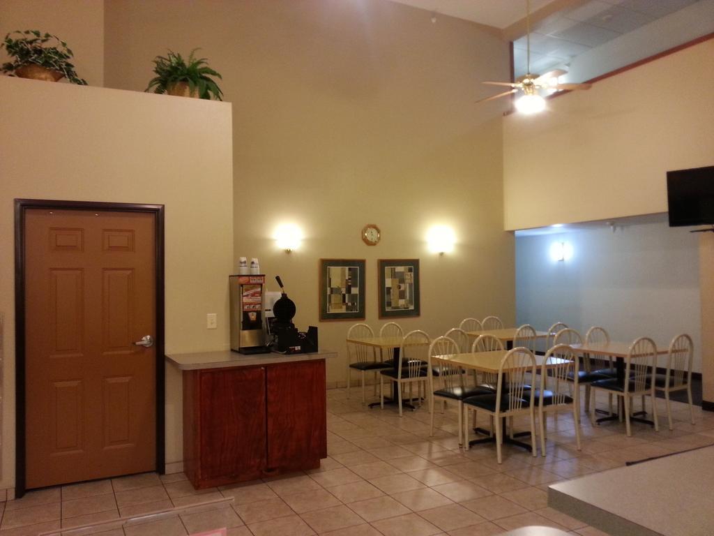 Centerstone Inn & Suites Carlyle Ngoại thất bức ảnh