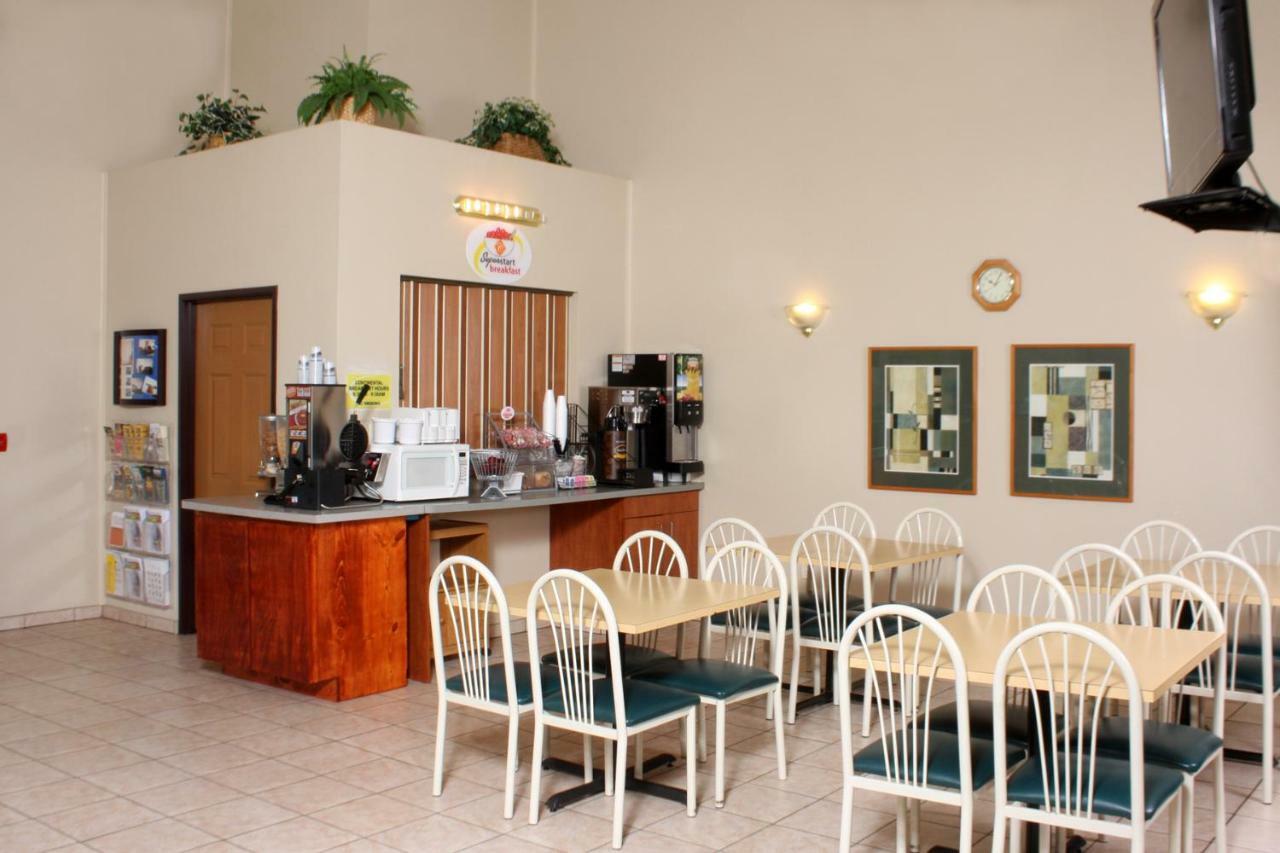 Centerstone Inn & Suites Carlyle Ngoại thất bức ảnh